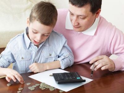 Более трети россиян поддерживают оформление банковских карт детям в начальной школе