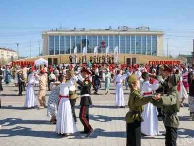 5,5 тысяч пар станцевали вальс Победы в Якутске