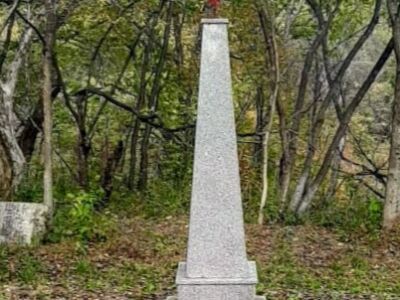 Мемориальный ансамбль захоронения солдат и офицеров, погибших в войне с Японией: старшие лейтенанты: Р.М.Гладштейн, Рябов; рядовые: И.А.Евглевский, И.И.Игнатенко, И.П.Лещенко, Н.Б.Маргер