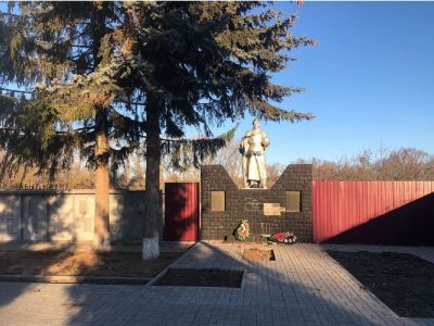Братская могила воинов Советской Армии, погибших в период Великой Отечественной войны. Захоронено 70 человек, установлено фамилий на 32 человека. Скульптура установлена в 1963 году