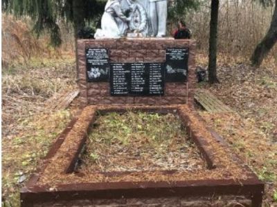 Братская могила воинов Советской Армии, погибших в период Великой Отечественной войны. Захоронено 273 человека, установлено фамилий на 21 человека. Скульптурная группа установлена в 1969 году