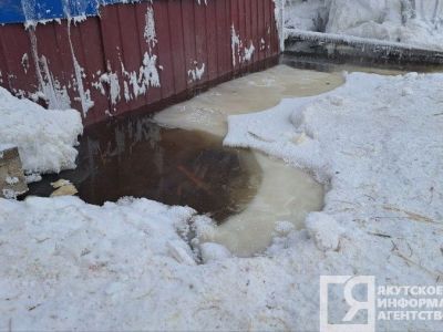 В Якутске несколько дней топит деревянный жилой дом