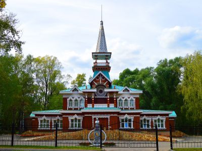 Здание, перевезенное в 1896 г. с Нижегородской ярмарки и в котором 13 ноября 1917 г. была провозглашена Советская власть в городе