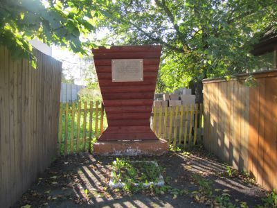 Место, где находился дом, в котором родился и жил с 1889 по 1907 год  Солнцев Федор Федорович – один из 26-ти бакинских комиссаров. На этом месте установлен памятный знак