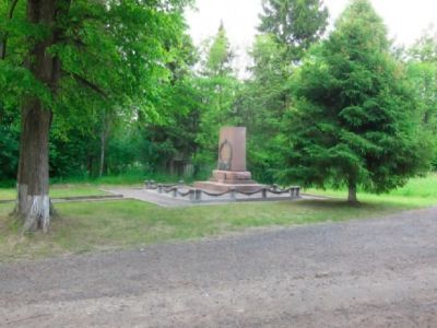 Братская могила советских воинов, 1941-1942 гг. Памятник над братской могилой, 1957 г., архитектор И.А. Француз