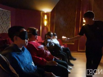 Через звуки, запахи и прикосновения: в Якутске прошел тифлоконцерт ко Дню Победы