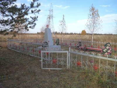 Одиночная могила, где похоронен офицер Советской Армии, командир эскадрильи Логинов Виктор Иванович, погибший в период Великой Отечественной войны 1941-1945 гг.