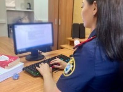 Следователи устанавливают обстоятельства падения малолетнего ребенка из окна  жилого дома в городе Якутске