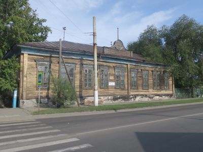 Здание зайчанской школы, открытой на средства "Общества попечения о начальном образовании"