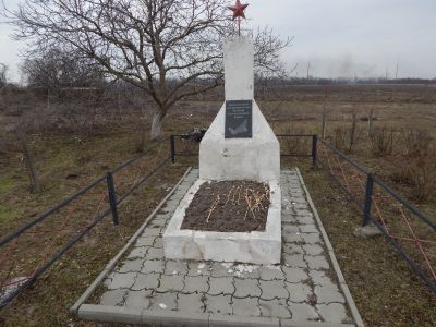 Братская могила мирных жителей, погибших от рук немецко-фашистских оккупантов