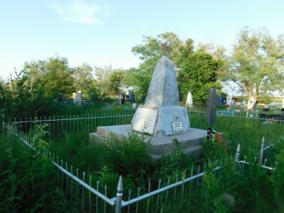 Братская могила советских воинов