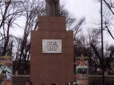 Братская могила советских воинов, погибших в боях с фашистскими захватчиками