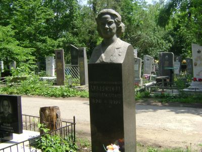 Могила А.В. Лавреневой, Героя Социалистического Труда