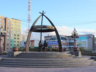 Памятник великому землепроходцу Семену Дежневу и его жене Абакаяде