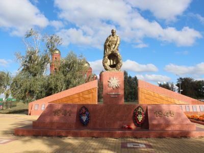 Братская могила советских воинов, погибших в боях с фашистскими захватчиками в 1943 году. Захоронено 345 человек, имена 28 человек установлены. Скульптура советского воина с венком