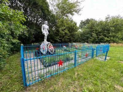 Братская могила воинов Советской Армии, погибших в феврале 1943 года. Захоронено 47 человек, установлено фамилий на 27 человек. Скульптура установлена в 1955 году