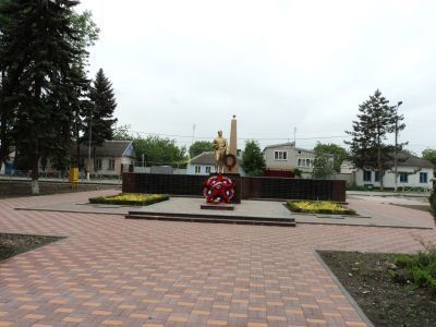 Братская могила воинов, погибших в годы гражданской и Великой Отечественной войн