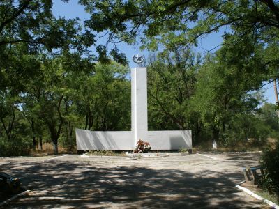 Братская могила советских воинов