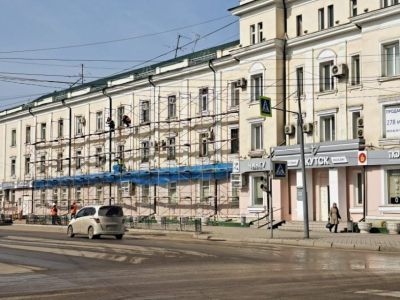 Фотофакт: на фасаде магазина №4 в Якутске начались ремонтные работы к играм «Дети Азии»