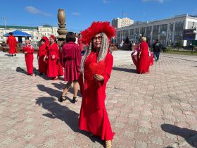 По центру Якутска прошли около 130 женщин в красном