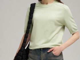 Легкий джемпер полуприлегающего кроя с коротким рукавом