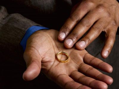 ВИДЕО. В Якутске мужчина снял с пальца пьяного соседа по столику дорогое обручальное кольцо