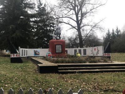 Братская могила воинов Советской Армии, погибших в феврале 1943 года.