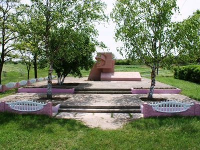 Памятный знак в честь воинов-односельчан, погибших  в годы гражданской и Великой Отечественной войн