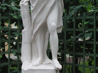 Статуя "Женщина с гирляндой роз"