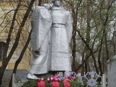 Скульптурная композиция «На фронт»