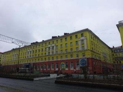Дом жилой с магазинами