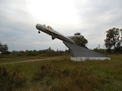 Самолет, установленный в честь советских летчиков, погибших в боях с фашистскими захватчиками