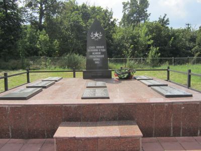 Братская могила воинов Советской Армии, погибших в феврале 1943 года. Захоронено и установлено фамилий на 268 человек. Обелиск установлен в 1951 году