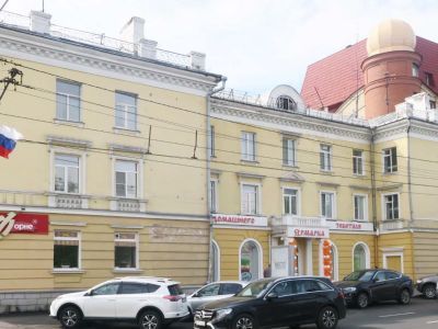 Дом жилой со встроенными торговыми помещениями