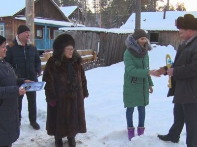 В поселке Нюя молодые специалисты справили новоселье в первом благоустроенном доме