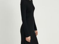 Вязаное платье приталенного силуэта