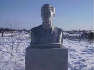 Памятник Сметанину Тимофею Егоровичу – известному якутскому писателю. Ск. П.А. Захаров, железобетон, 1967 г.