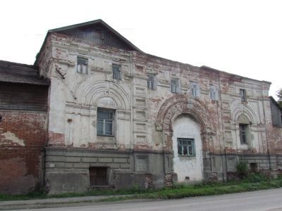 Святые ворота с надвратной церковью и колокольней в ограде монастыря