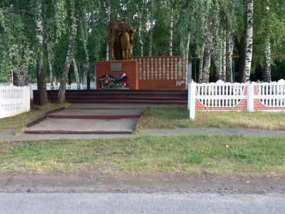 Братская могила советских воинов, погибших в боях с фашистскими захватчиками в 1943 году. Захоронено 48 человек, имена не установлены. Скульптура советского воина