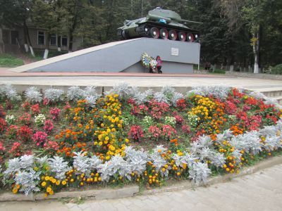 Памятник – Танк «Т-34» установлен в честь освобождения  г. Дорогобужа частями Советской Армии от немецко-фашистских захватчиков в 1943 г.