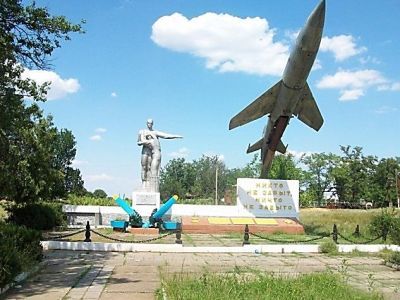 Братская могила советских воинов, Героя Советского Союза Л.П.Павлова и памятный знак в честь воинов-односельчан, погибших в годы Великой Отечественной войны