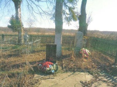 Братская могила советских воинов