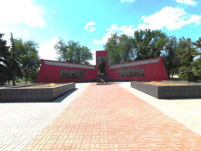 Братская могила советских воинов, погибших в период Сталинградской битвы