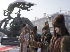 В Якутске возложили цветы к памятнику Алексею Кулаковскому