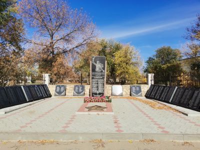 Братская могила советских воинов, погибших в период Сталинградской битвы