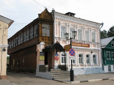 Главный дом с литым зонтом входа