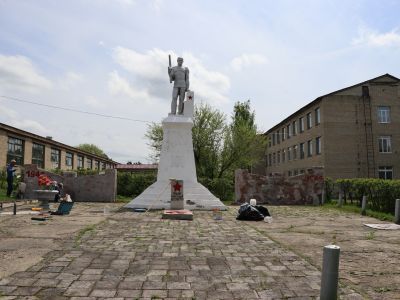 Памятник воинам, погибшим в Великой Отечественной войне 1941-1945 гг. Фигура солдата с автоматом высотой 5 м, мемориальные плиты с именами погибших. Сооружен из железобетона