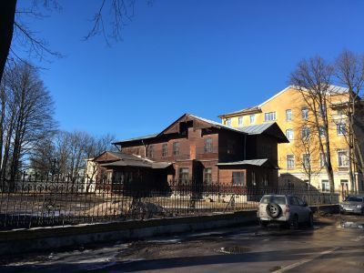 Жилой дом с участком парка и оградой