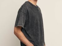 Футболка свободного силуэта с v-образным вырезом