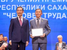 Айсен Николаев наградил 50 якутян премией «Человек труда»
